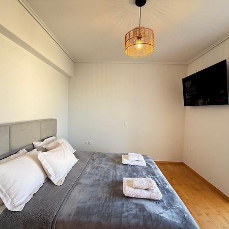 אתונה Sunny Home Private Jacuzzi Hydromassage Acropolis & Lycabettus Far View Parking 300M Metro Peristeri מראה חיצוני תמונה