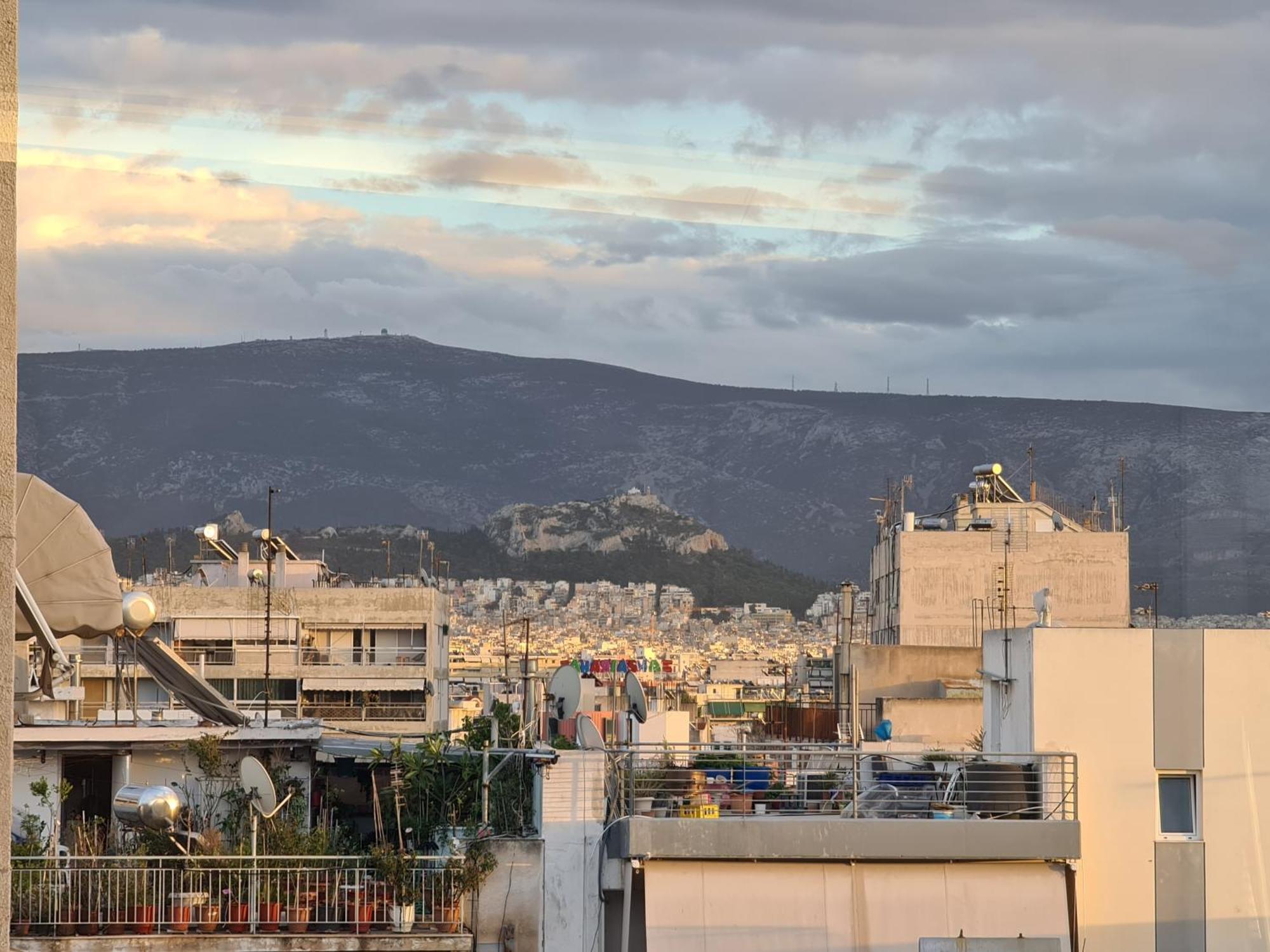 אתונה Sunny Home Private Jacuzzi Hydromassage Acropolis & Lycabettus Far View Parking 300M Metro Peristeri מראה חיצוני תמונה