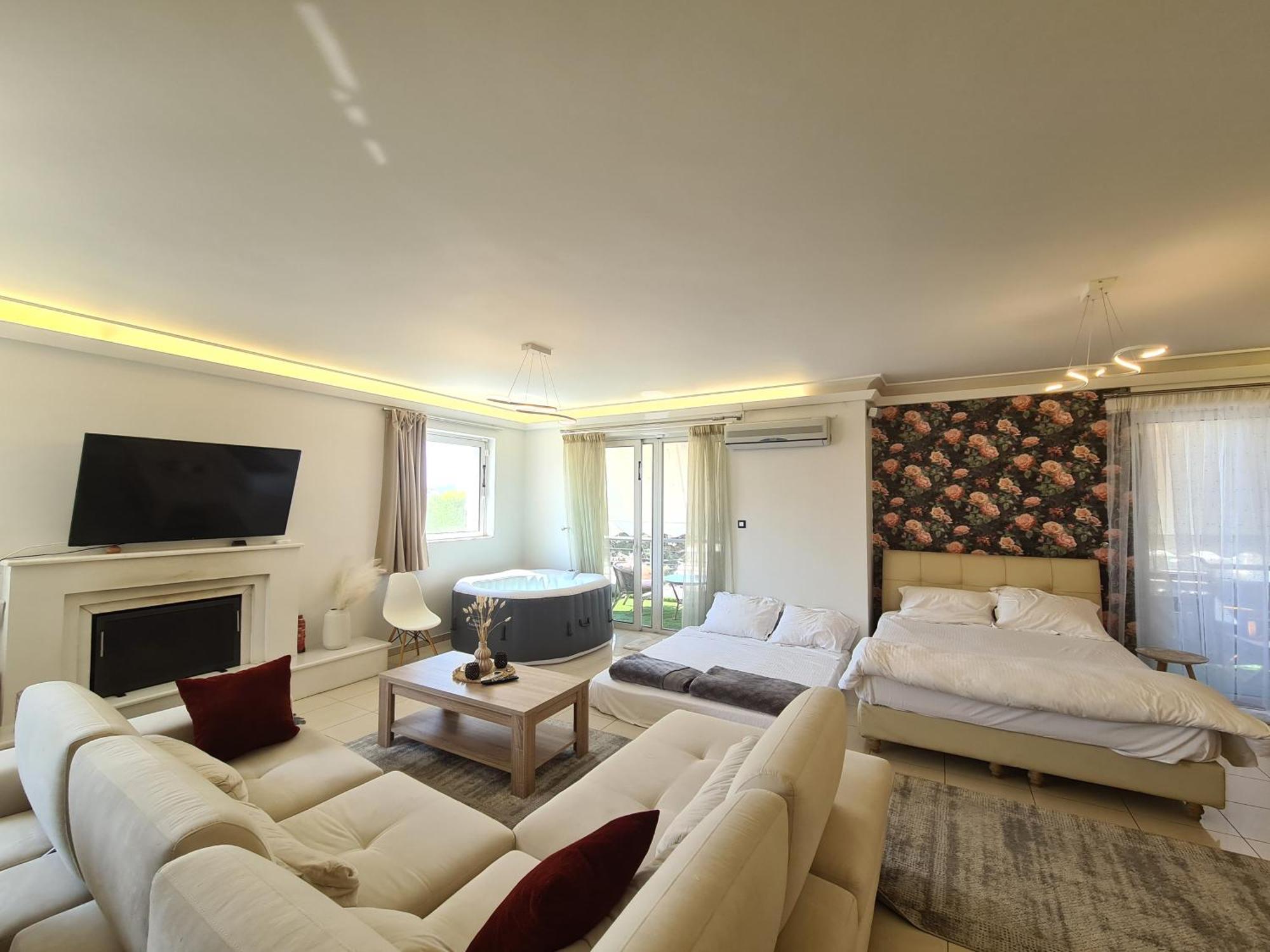 אתונה Sunny Home Private Jacuzzi Hydromassage Acropolis & Lycabettus Far View Parking 300M Metro Peristeri מראה חיצוני תמונה