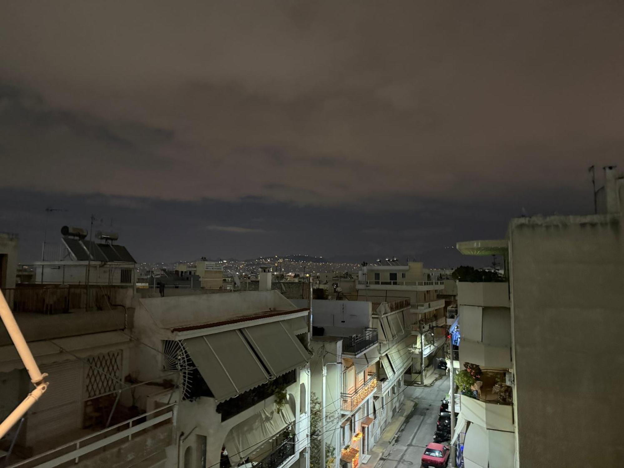 אתונה Sunny Home Private Jacuzzi Hydromassage Acropolis & Lycabettus Far View Parking 300M Metro Peristeri חדר תמונה
