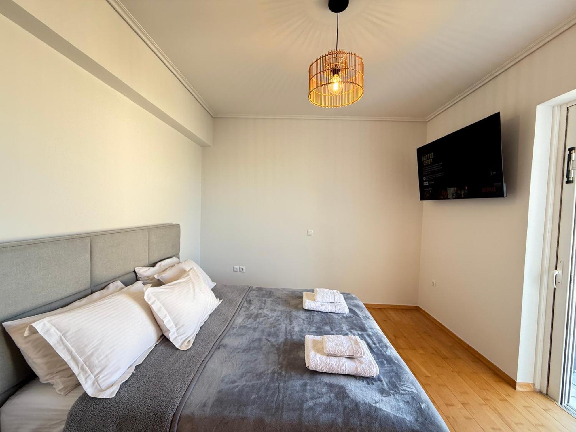 אתונה Sunny Home Private Jacuzzi Hydromassage Acropolis & Lycabettus Far View Parking 300M Metro Peristeri מראה חיצוני תמונה